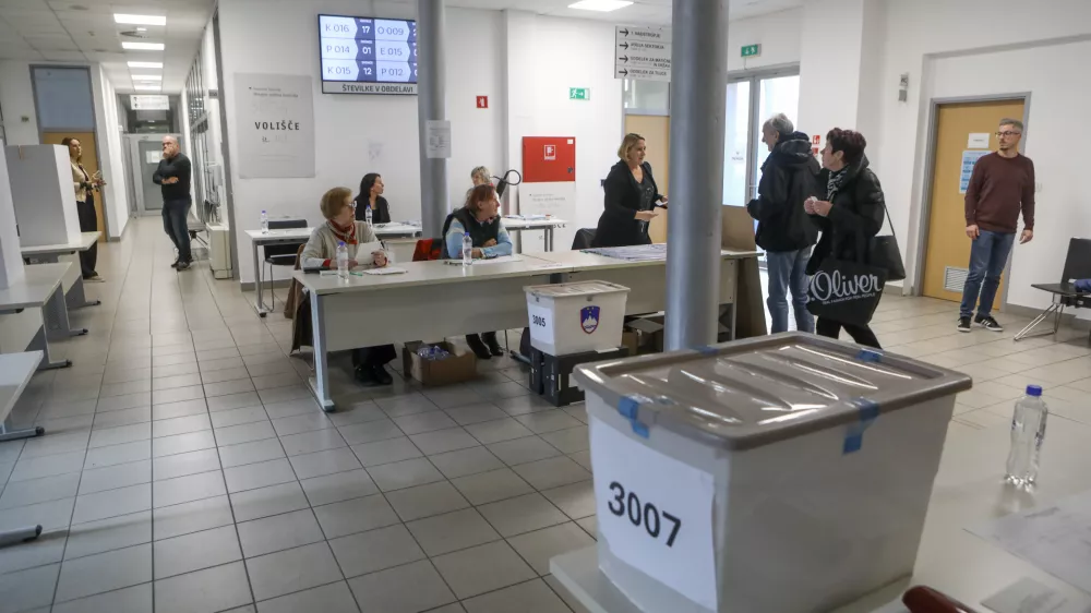 18.11.2025 - Referendum 2025 - predčasno glasovanje - Referendum o pomoči pri končanju življenja Foto: Luka Cjuha