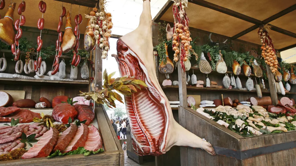 - meso - svinjina - suhomesnati mesni izdelki - prehrana - 24.10.2015 - ITALIJA - Expo Milano 2015 - svetovna rzstava na kateri je sodelovalo več kot 140 držav, ki predstavljajo kar 88 odstotkov svetovne populacije - //FOTO: Tomaž Skale