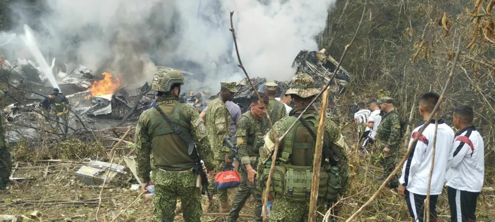 Members of the military gather at the site of a Colombian military plane crash in Puerto Leguizamo, Putumayo, Colombia March 23, 2026. La Voz de Amazonia/Mare Rafue/Handout via REUTERS  THIS IMAGE HAS BEEN SUPPLIED BY A THIRD PARTY. MANDATORY CREDIT  VERIFICATION: Topography mapping and nearby buildings matched satellite imagery Date verified by original file metadata Defense Minister Pedro Sanchez said the accident happened as the Lockheed Martin-built LMT.N Hercules C-130 was taking off from Puerto Leguizamo on the border with Peru