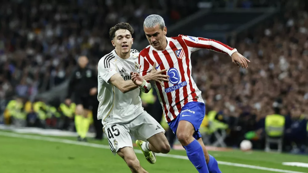 Soccer Football - LaLiga - Real Madrid v Atletico Madrid - Santiago Bernabeu, Madrid, Spain - March 22, 2026 Atletico Madrid's Antoine Griezmann in action with Real Madrid's Thiago Pitarch REUTERS/Jon Nazca