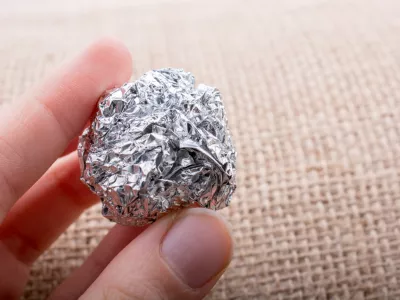 Folija je uporabna tudi za, recimo, či&scaron;čenje trdovratnih madežev s posode.