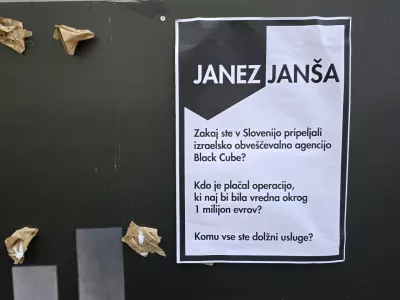 Ljubljana, Kersnikova ulica.Letak na Kersnikovi ulici z vprasanji predsedniku SDS Janezu Jansi v zvezi s tujo obvescevalno agencijo Black Cube.Foto: STA