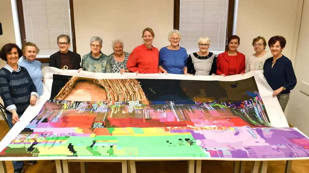 V mega gobelin vtkale 10.874 ur dela