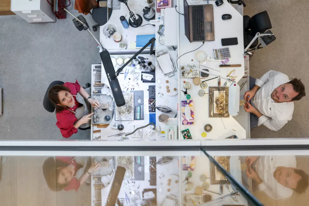 - Peter Dragolič, - Sanda Vidmar,- 27.03.2026. - Reportaža o izdelovanju nakita v Rog Labu za nakit. Juvelirij, Juvelirnica usatnoviteljev: Sandre Vidmar, Petra Dragoliča, Kristine Drnov&scaron;ek.//FOTO: Bojan Velikonja / Foto: Bojan Velikonja