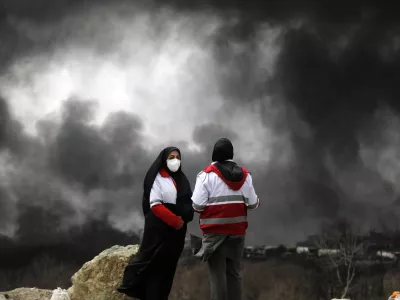 TEHRAN, IRAN - MARCH 8: Black smoke rises after fires broke out following US-Israel attacks targeting some oil storage facilities targeted, including the Shehran oil depot, in Tehran, Iran on March 8, 2026. Explosions and ignited leaking petroleum from the depot caused severe damage to nearby vehicles as intense flames engulfed the area following the strike. Firefighting teams try to control the spreading fires and contain the damage in the heavily affected industrial zone. Fatemeh Bahrami / AnadoluNo Use USA No use UK No use Canada No use France No use Japan No use Italy No use Australia No use Spain No use Belgium No use Korea No use South Africa No use Hong Kong No use New Zealand No use Turkey / Foto: Fatemeh Bahrami