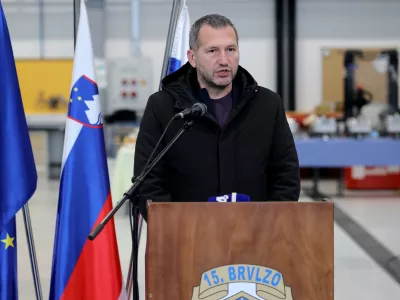 Cerklje ob Krki, Vojasnica Jerneja Molana.Dogodek ob prevzemu najsodobnejsih simulatorjev virtualne in mesane resnicnosti za pripravo na specificne takticne in operativne naloge, ki jih je izdelalo ministrstvo za obrambo v okviru raziskovalno-razvojnega projekta TAK-LET-SIM v sodelovanju s strokovnjaki podjetja AFormX.Drzavni sekretar na ministrstvu za obrambo Damir Crncec.