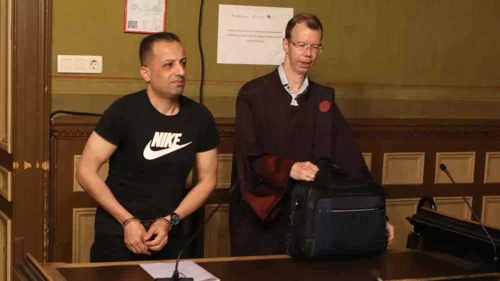 Agent FBI pričal na sojenju ljubljanskemu kuharju: Oborožen in nevaren, je pisalo v tiralici