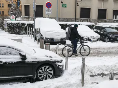 - 07.01.2026. - Reportaža o stanju v LJubljani po sneženju 6. januarja. Kolesar na Erjavčevi cesti v Ljubljani. Sneg Sneženje.//FOTO: Bojan Velikonja