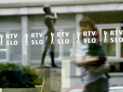 - Deček s pi&scaron;čalko pred stavbo RTV Slovenija je delo kiparja Zdenka Kalina. (1. maj 1946) - pastirček je simbol TV Slovenija. //FOTO: Bojan Velikonja 