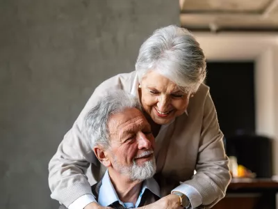Happy senior couple measuring blood pressure at home. Disease prevention / Foto: Nd3000