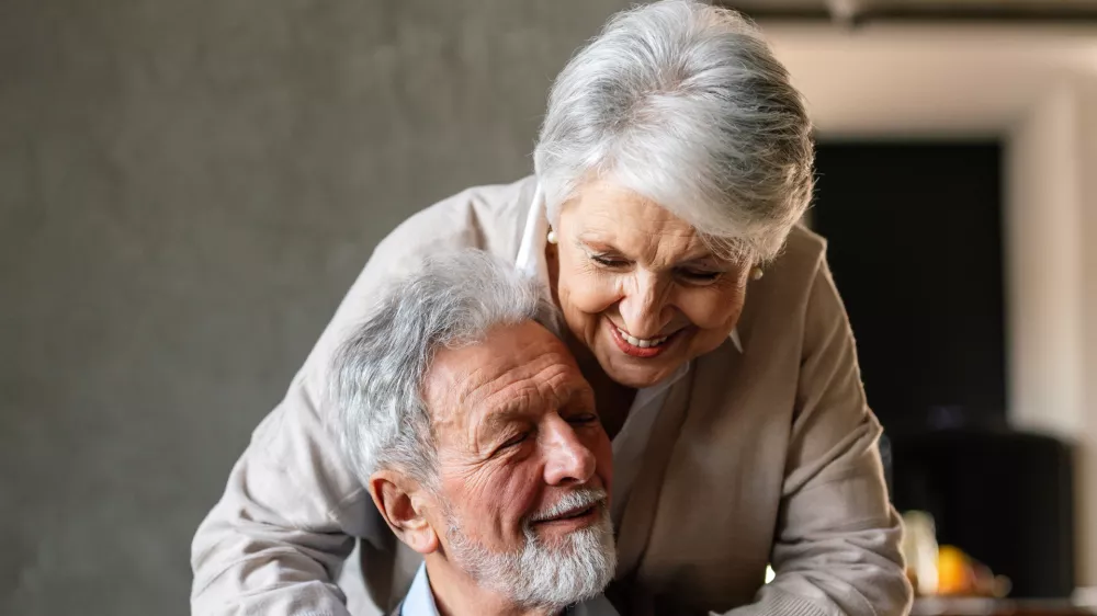 Happy senior couple measuring blood pressure at home. Disease prevention / Foto: Nd3000