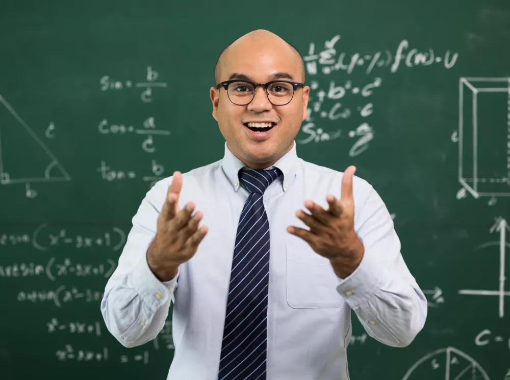 Young asian teacher man teaching video conference with student. Male Indian teacher training the mathematics in classroom from online course. / Foto: Chanakon Laorob