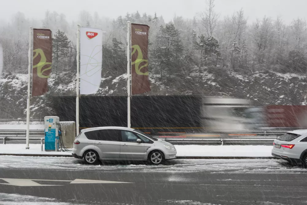 Močan veter bo pihal naslednjih 36 ur, &Scaron;estan poziva k previdnosti in samoza&scaron;čiti