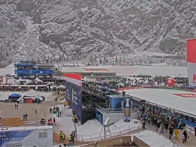 Ratece, Planica.Organizatorji finala sezone svetovnega pokala smucarskih skokov v Planici so morali danes zaradi slabih vremenskih razmer ze poseci v tekmovalni program. Prekinjen je prvi trening skakalcev.