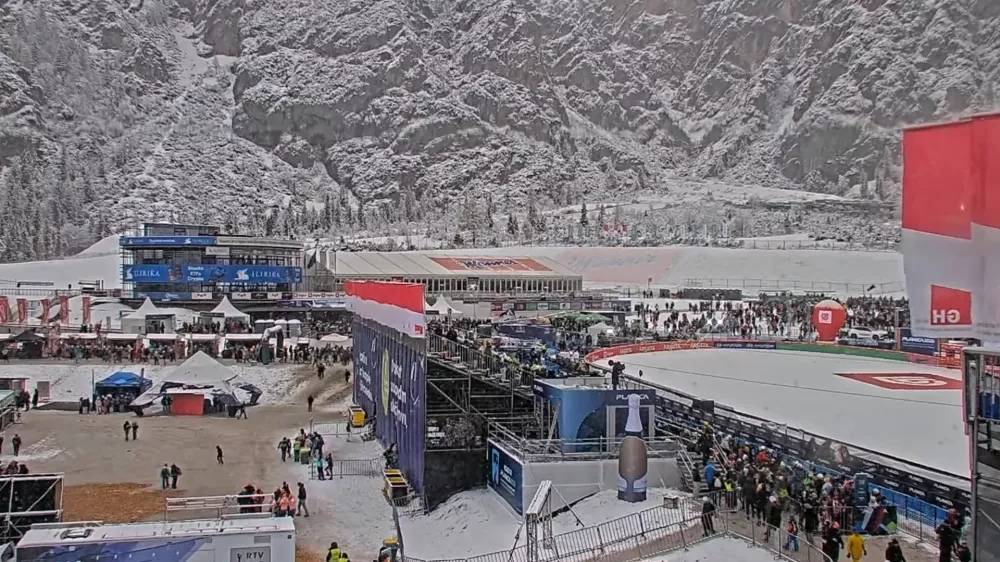 Ratece, Planica.Organizatorji finala sezone svetovnega pokala smucarskih skokov v Planici so morali danes zaradi slabih vremenskih razmer ze poseci v tekmovalni program. Prekinjen je prvi trening skakalcev.