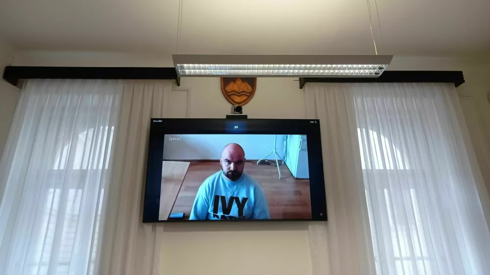 Kamničan star&scaron;em grozil, da ju bo polil z bencinom in zažgal