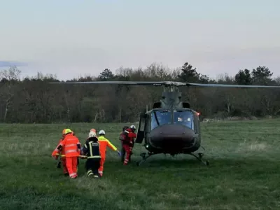 Gasilci iz Komna so mo&scaron;kega odnesli do helikopterja, s katerim so ga odpeljali v bolni&scaron;nico. 