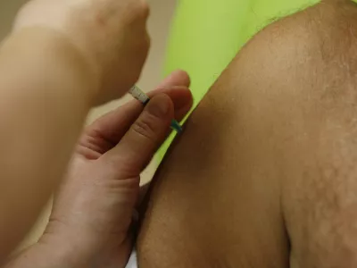 cepivo pandemrix- cepljenje proti pandemski gripi, ki povzroča virus A (H1N1) - Pediatrična klinika/FOTO: Bojan VelikonjaOPOMBA: ZA OBJAVO V ČASOPISU DNEVNIK