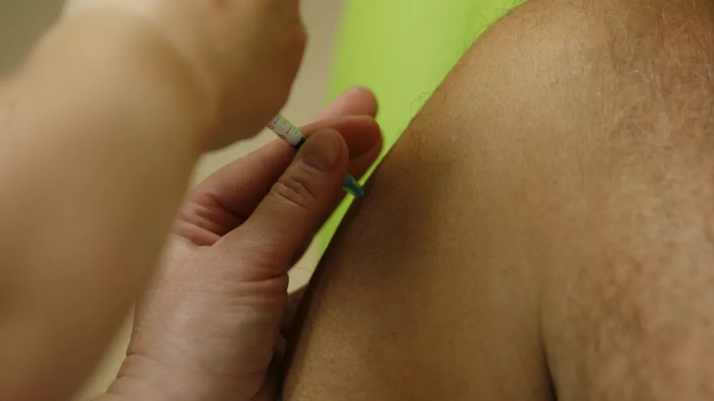 cepivo pandemrix- cepljenje proti pandemski gripi, ki povzroča virus A (H1N1) - Pediatrična klinika/FOTO: Bojan VelikonjaOPOMBA: ZA OBJAVO V ČASOPISU DNEVNIK