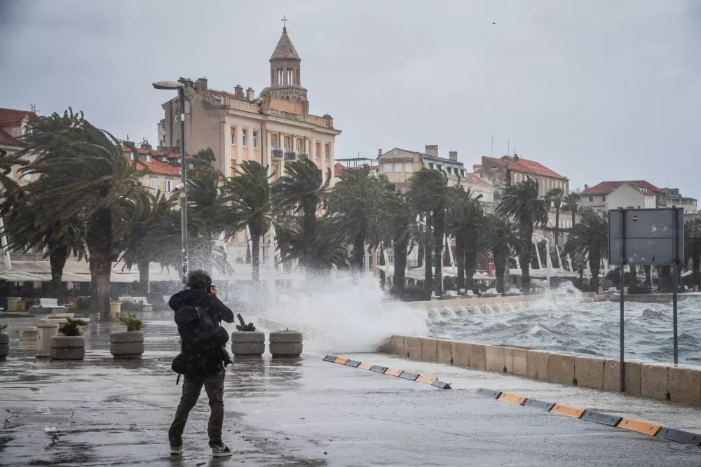 26.03.2026., Split - Orkansko jugo potopilo je rivu te stvaralo probleme u pomorskom prijevozu. Photo: Zvonimir Barisin/PIXSELL
