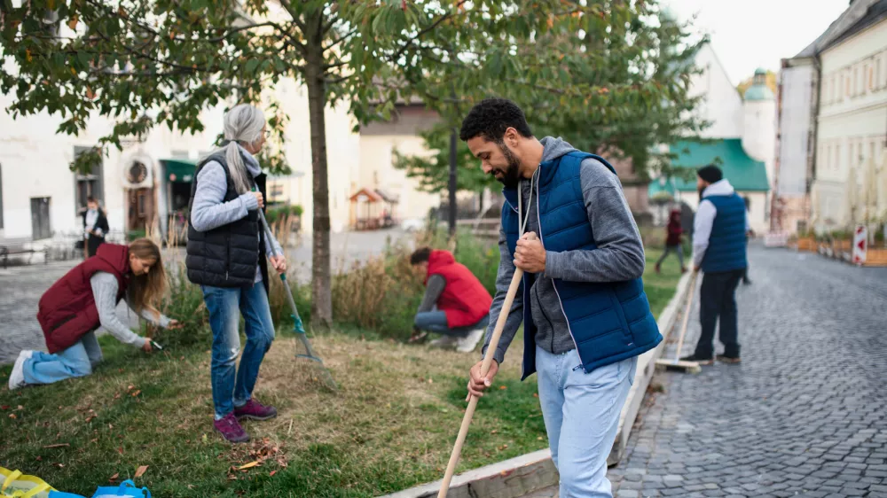 Urejanje bližnje trate poveže ljudi. Slika je simbolična. / Foto: Istock