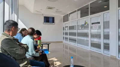 Od &scaron;estih okenc samo dve odprti, čakalnica pa polna. / Foto: Bralec