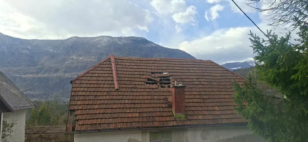 Posledice močnega vetra na Bov&scaron;kem. Foto: PGD Bovec