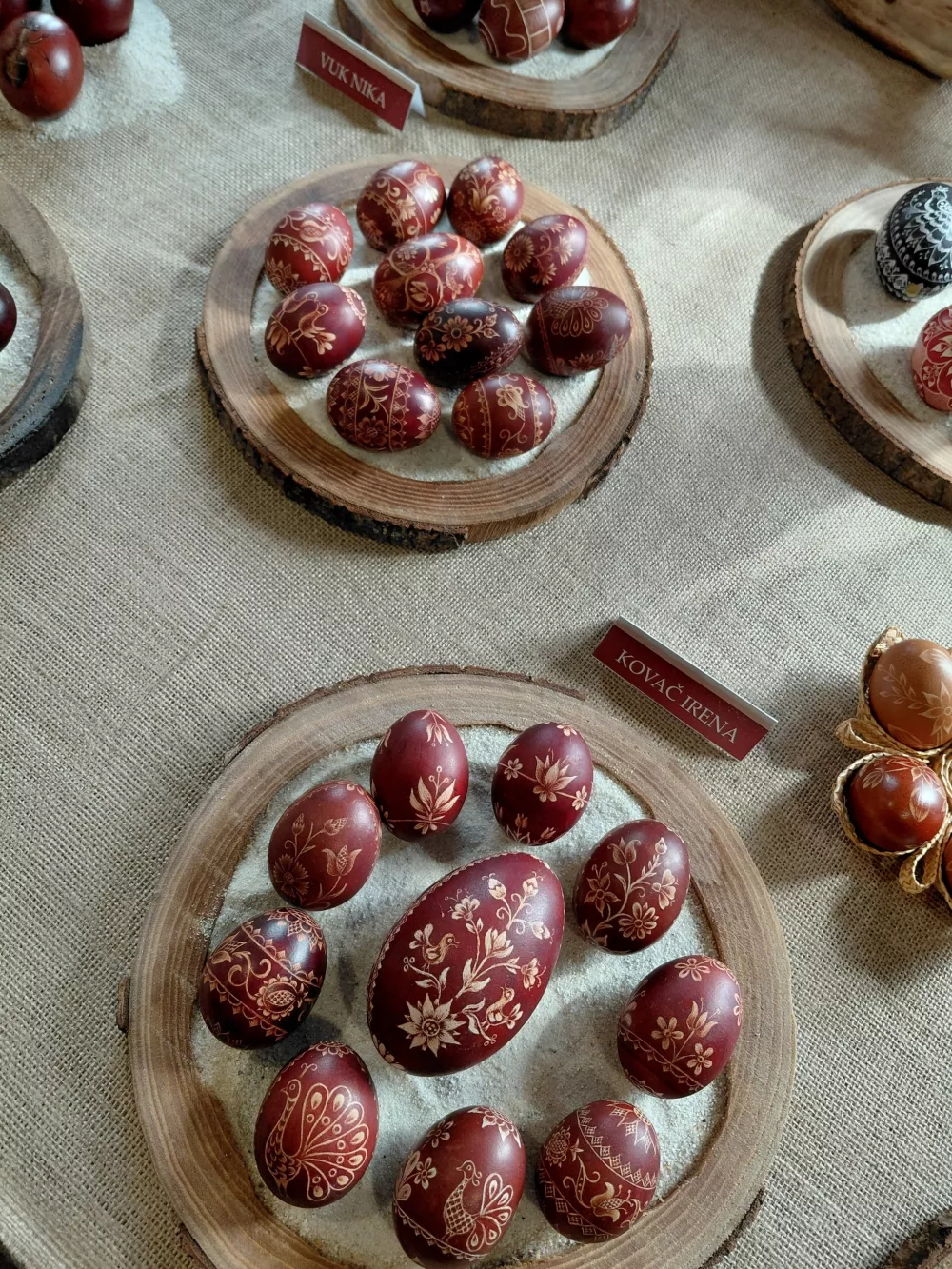 Irena Kovač je mojstrica praskank &ndash; tehnike, pri kateri se z ostrim predmetom odstranjuje barva z jajčne lupine.