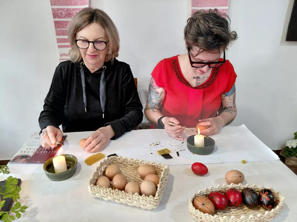 Mojstrici  sta na razstavi prikazali tehniko izdelovanja batik pirhov. 