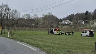 Hrusevo.Mocan veter je v Hrusevem v obcini Dobrova - Polhov Gradec podrl elektricni drog.