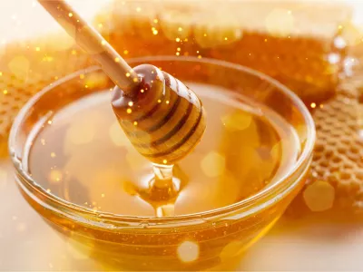 Med lahko z lahkoto spravite nazaj v tekoče stanje. Toda nikar ga ne dajte v mikrovalovno pečico. / Foto: Istock