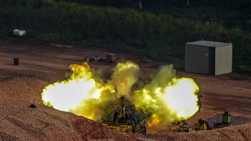 An Israeli artillery unit fires towards Lebanon, amid escalating hostilities between Israel and Hezbollah, as the U.S.-Israeli conflict with Iran continues, in northern Israel, March 28, 2026. REUTERS/Ayal Margolin    ISRAEL OUT. NO COMMERCIAL OR EDITORIAL SALES IN ISRAEL