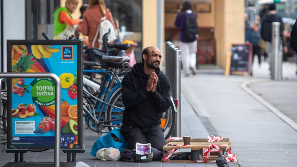 16.10.2024 - reportaža za Objektiv Beračenje - prosjačenje - berač - Hofer Njego&scaron;eva ulicaFOTO: Luka Cjuha