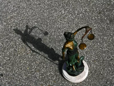 - ilustrativna fotografija - tožilstvo - pravo - pravičnost - pravosodje - pravica - pravni sistem - kipec boginja pravde Justicija - tehtanje resnice - tehtnica in meč- tematska fotografija - poseg politike v sodstvo//FOTO: Bojan Velikonja