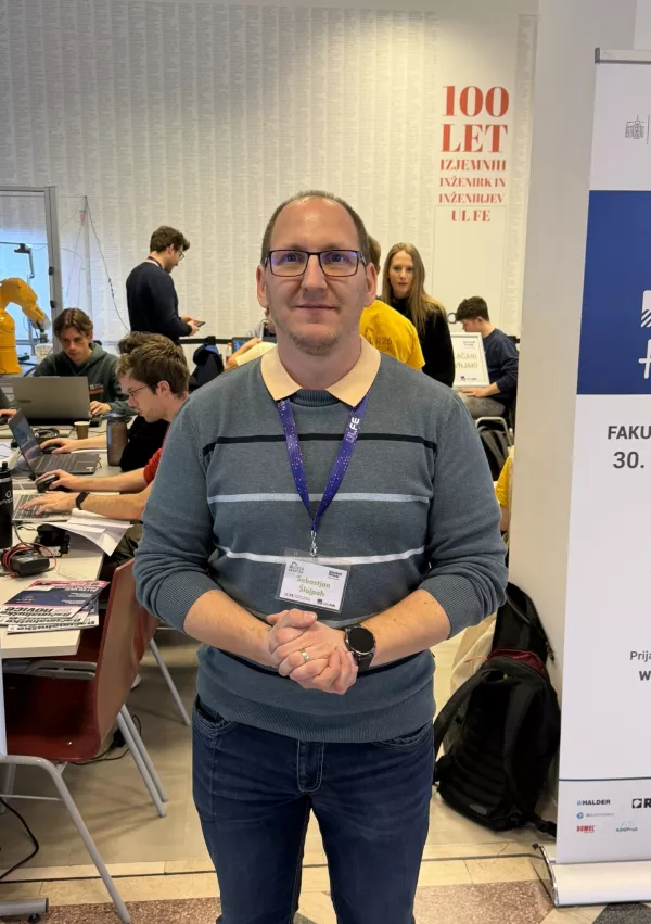 Sebastjan &Scaron;lajpah, organizator dnevov robotike: Ko je pri&scaron;lo slavno obdobje koronavirusa, ko gruče ljudi nismo smeli imeti na kupu, smo pri&scaron;li na idejo hekatona, ki se je v zadnjih letih odlično prijela. / Foto: Matjaž Terzič