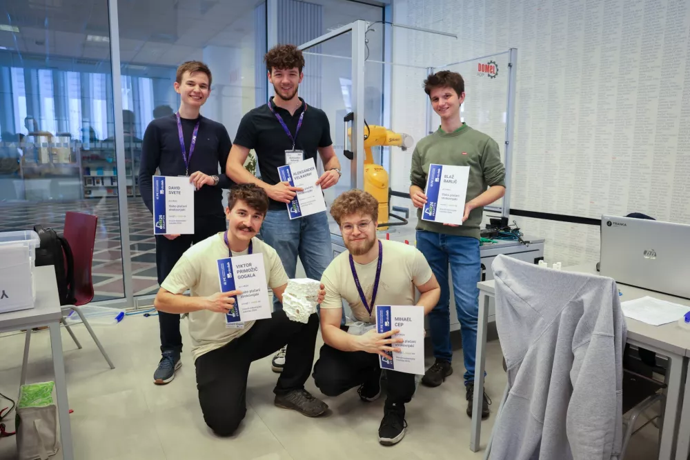 Zmagovalna ekipa: Slabo plačani strokovnjaki. / Foto: Ul Fe, Nika Haler Metelko