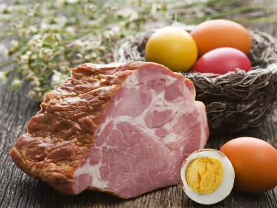 Easter ham with colorful eggs close up shoot / Foto: Dulezidar Getty Images/istockphoto