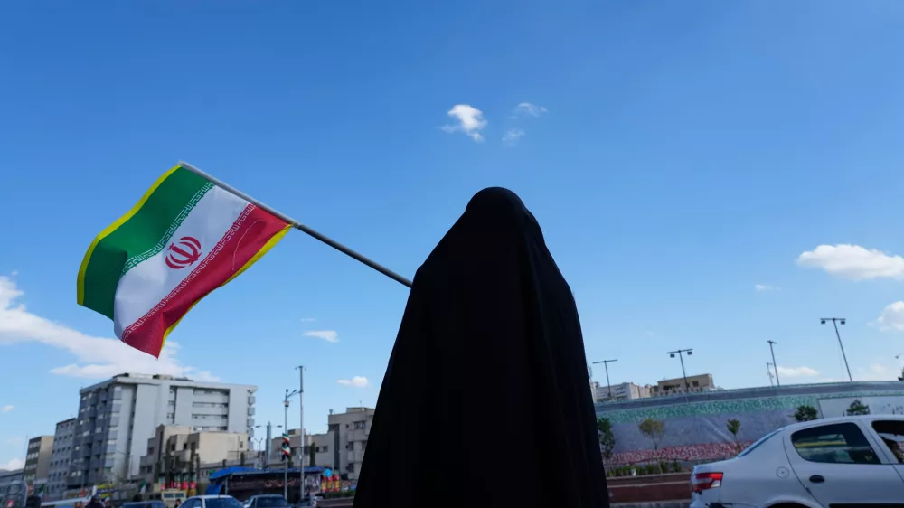 A woman waves an Iranian flag during a campaign in support of the government at the Enqelab-e-Eslami, or Islamic Revolution, square in downtown Tehran, Iran, Monday, March 30, 2026. (AP Photo/Vahid Salemi) / Foto: Vahid Salemi
