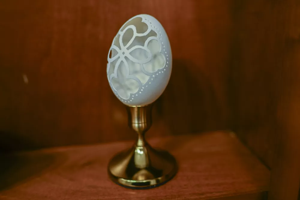 Iz jajčnih lupin potrpežljivo ustvarja krhke umetnine