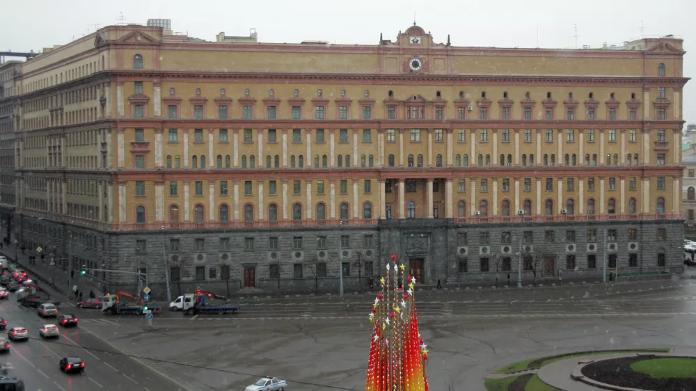 The headquarters of the FSB, the Russian state security service and the main successor to the Soviet era's KGB, are seen at Lubyanka Square in Moscow December 5, 2006. British detectives began work in Moscow on Tuesday as part of a politically-sensitive investigation into the poisoning of dissident Russian former spy Alexander Litvinenko. Russia has said it will offer all cooperation necessary to the group of Scotland Yard detectives but it is angry too at suggestions that the trail from Litvinenko's death in London from a lethal dose of radiation will lead to the Kremlin. REUTERS/Thomas Peter (RUSSIA)