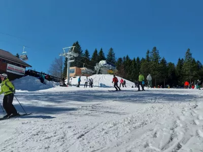 Sobotno spomladansko smuko je na Arehu izkoristilo okoli 1500 smučarjev. 