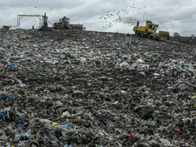 - Deponija Barje 2013 - ljubljansko odlagali&scaron;če nenevarnih komunalnih odpadkov - smeti&scaron;če - dan odprtih vrat SNAGA- prikazali sistem zbiranja in ravnanja z odpadki; Cesta dveh cesarjev - smeti&scaron;če    //FOTO: Jaka Gasar