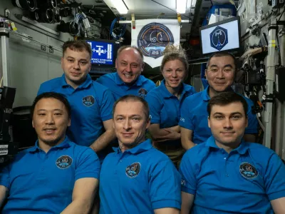 Spodaj iz leve: Jonny Kim, poveljnik Sergej Rižikov, Aleksej Zubritski, zadaj iz leve Oleg Platonov, Mike Fincke, Zena Cardman in Kimija Yui. Foto: Nasa