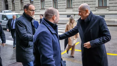 Ljubljana, vlada.Seja sveta za nacionalno varnost, ki jo je sklical predsednik vlade Robert Golob, na njej pa so razpravljali o kriznih razmerah v svetu in energetski varnosti ter tujih vplivih na volitve v Sloveniji.Predsednik Demokratov Anze Logar, predsednik NSi Jernej Vrtovec in predsednik SDS Janez Jansa ob prihodu na sejo.