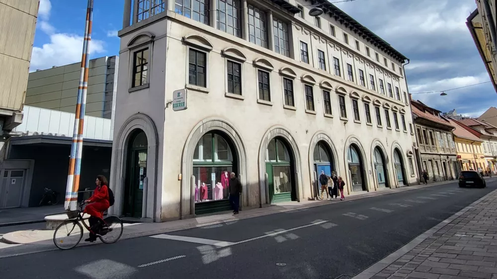 Trgovina Biserka III Peglezen, v lasti Centromerkur, Ljubljana / Foto: Katja Gle&scaron;čič 