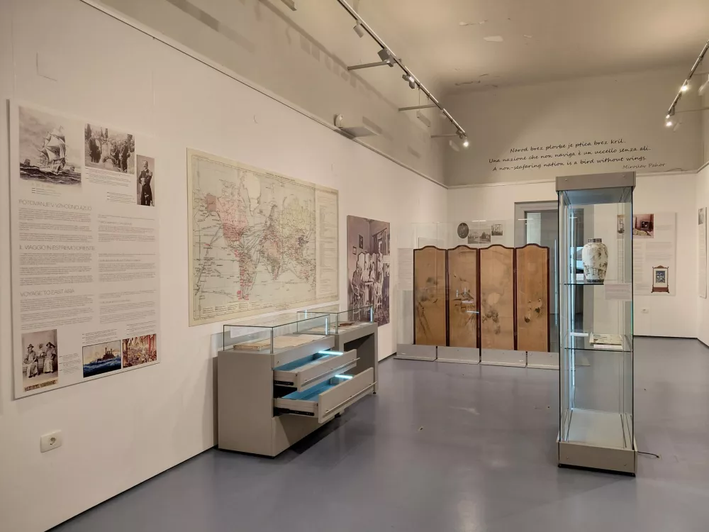 Restavriranje, ki pripoveduje o življenju admirala Hausa in japonskega paravana