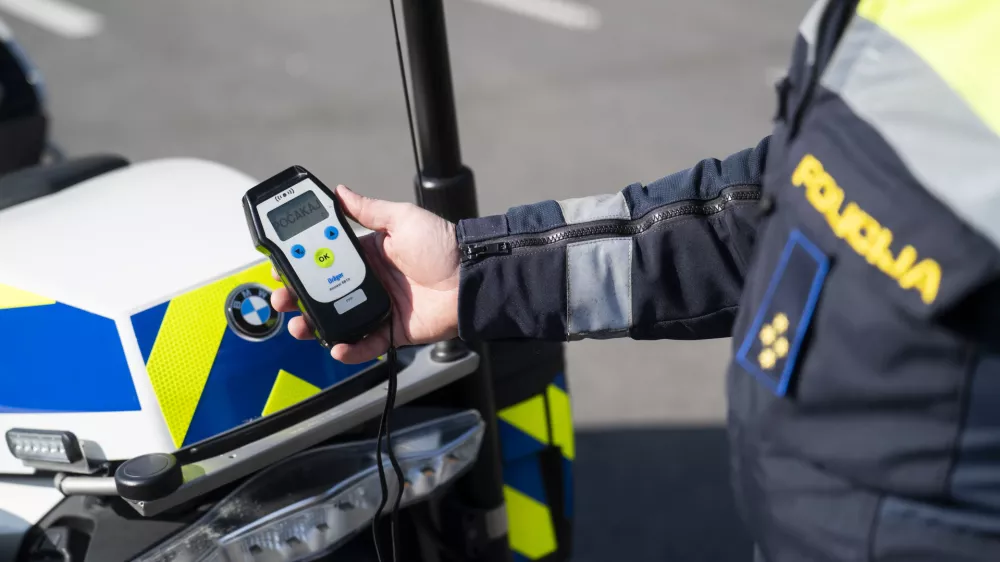 prometni nadzorpolicija - simbolična fotografijaprometna policijavarnost v prometupolicija na motorjihmotoristična policijaprehitri voznikiavtocestna policijaalkotestalkohol v prometu08.04.2025 Policijski nadzor, počivali&scaron;če PovodjeFOTO: Nik Erik Neubauer
