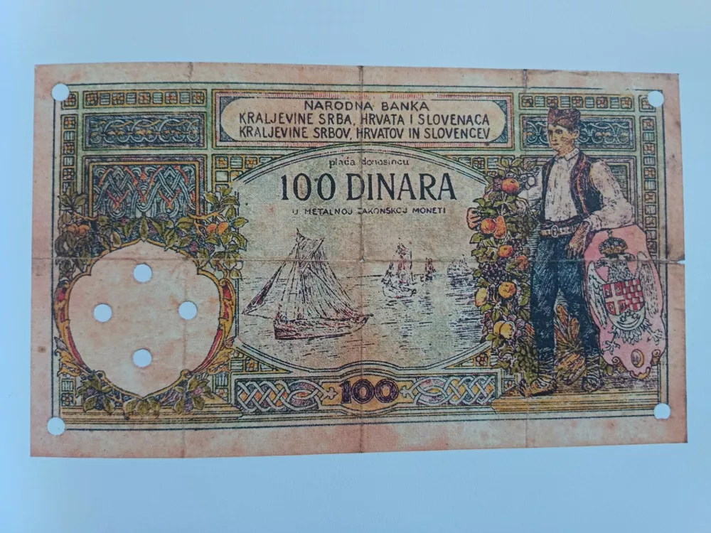 ponaredek bankovca za 100 dinarjev, ponarejevalec Ivan Selan. Hranijo ga v spominski sobi Ivana Selana v Komendi / Foto: Nn