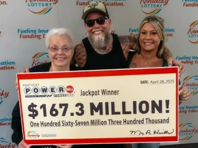 James Farthing v družbi mame in punce po izplačilu rekordnega dobitka. Foto: zajem zaslona X