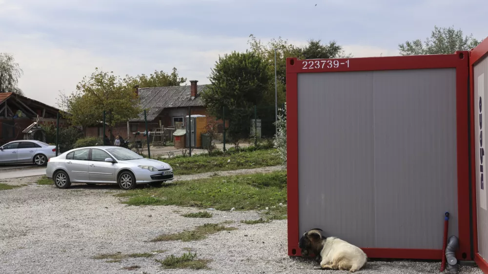 - romsko naselje Dobru&scaron;ka vas - romski vrtec- 19.09.2024 - V Kulturnem domu v &Scaron;kocjanu je bila seja Medresorske vladne komisije za urejanje položaja Romov, medtem bo pred kulturnim domom tudi protestni shod//FOTO: Jaka Gasar
